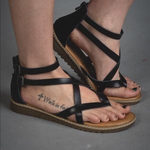 Blowfish Ohio Black Sandals 8.5